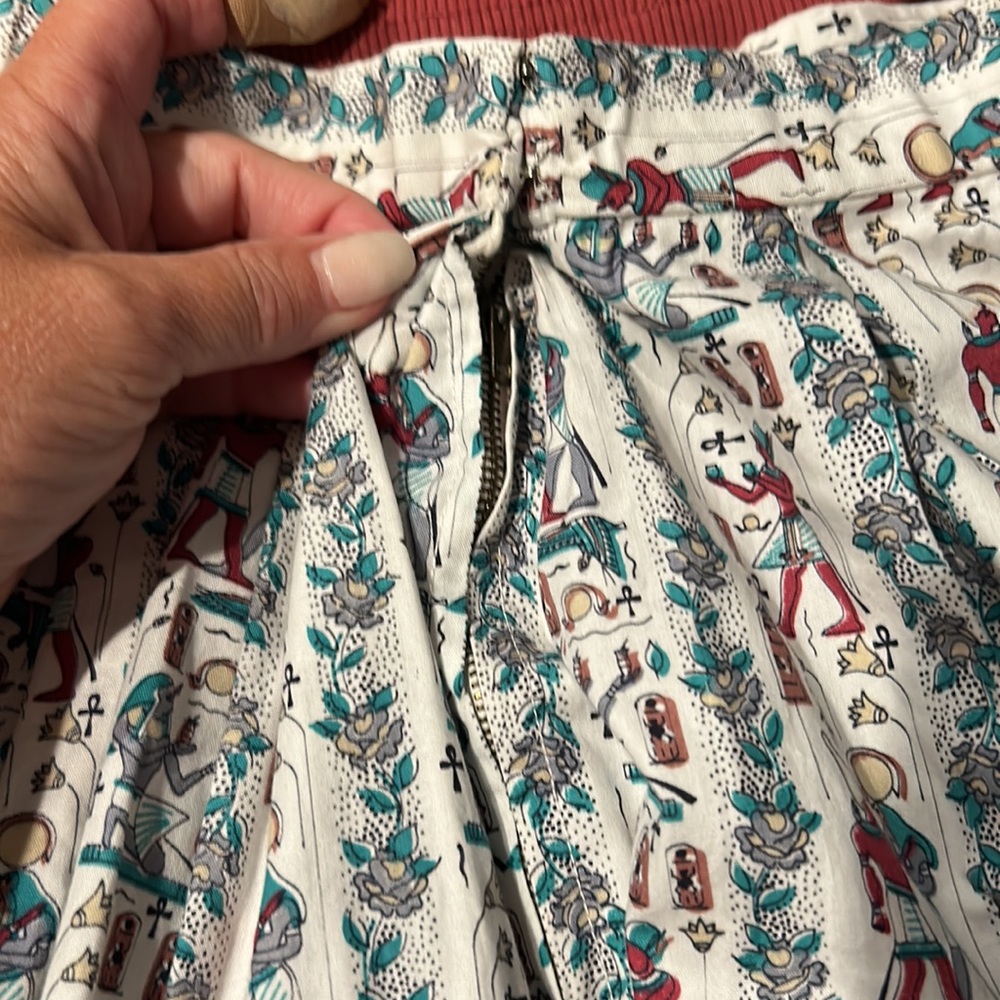 Adorable VINTAGE Egyptian print skirt. - Picture 4 of 7
